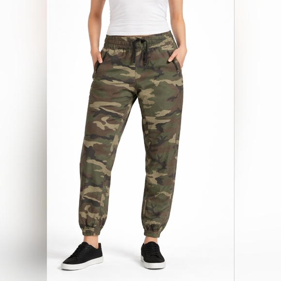 Aritzia Pants - TNA Aritzia Camouflage Jogger Pants Size Small Camo Drawstring Zip Pockets